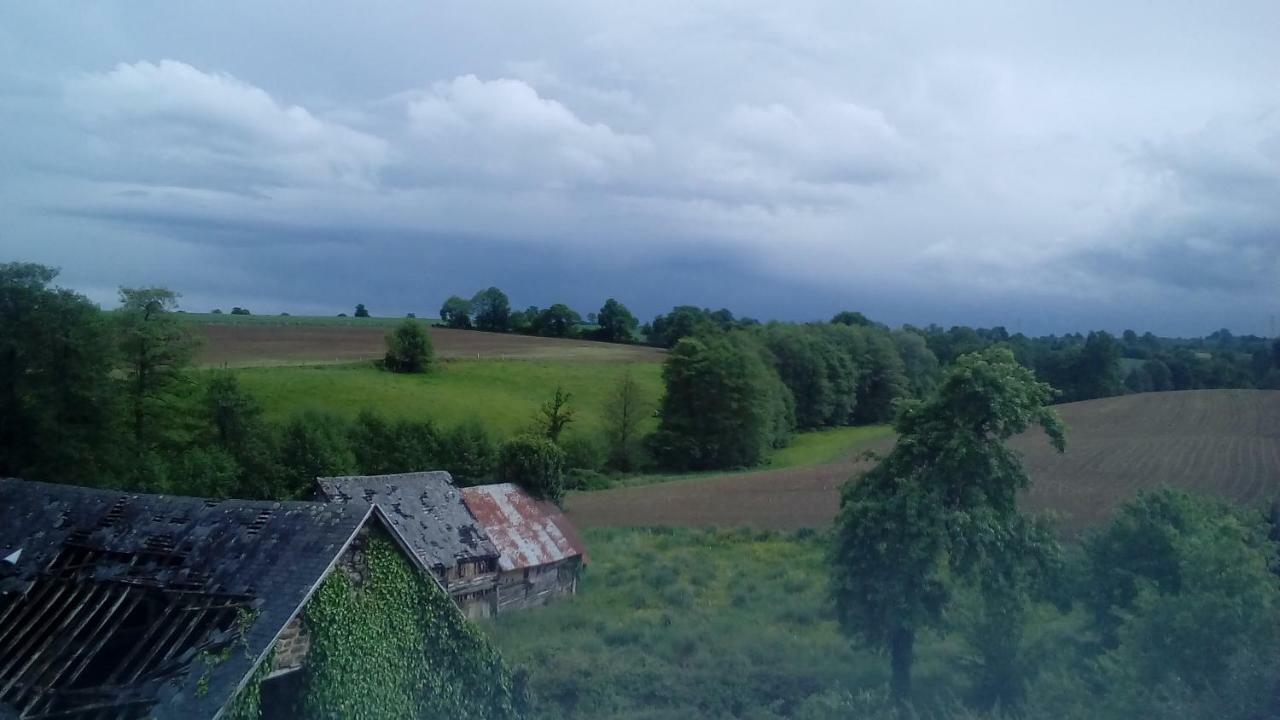 Le Domaine Vila Saint-Symphorien-des-Monts Exterior foto