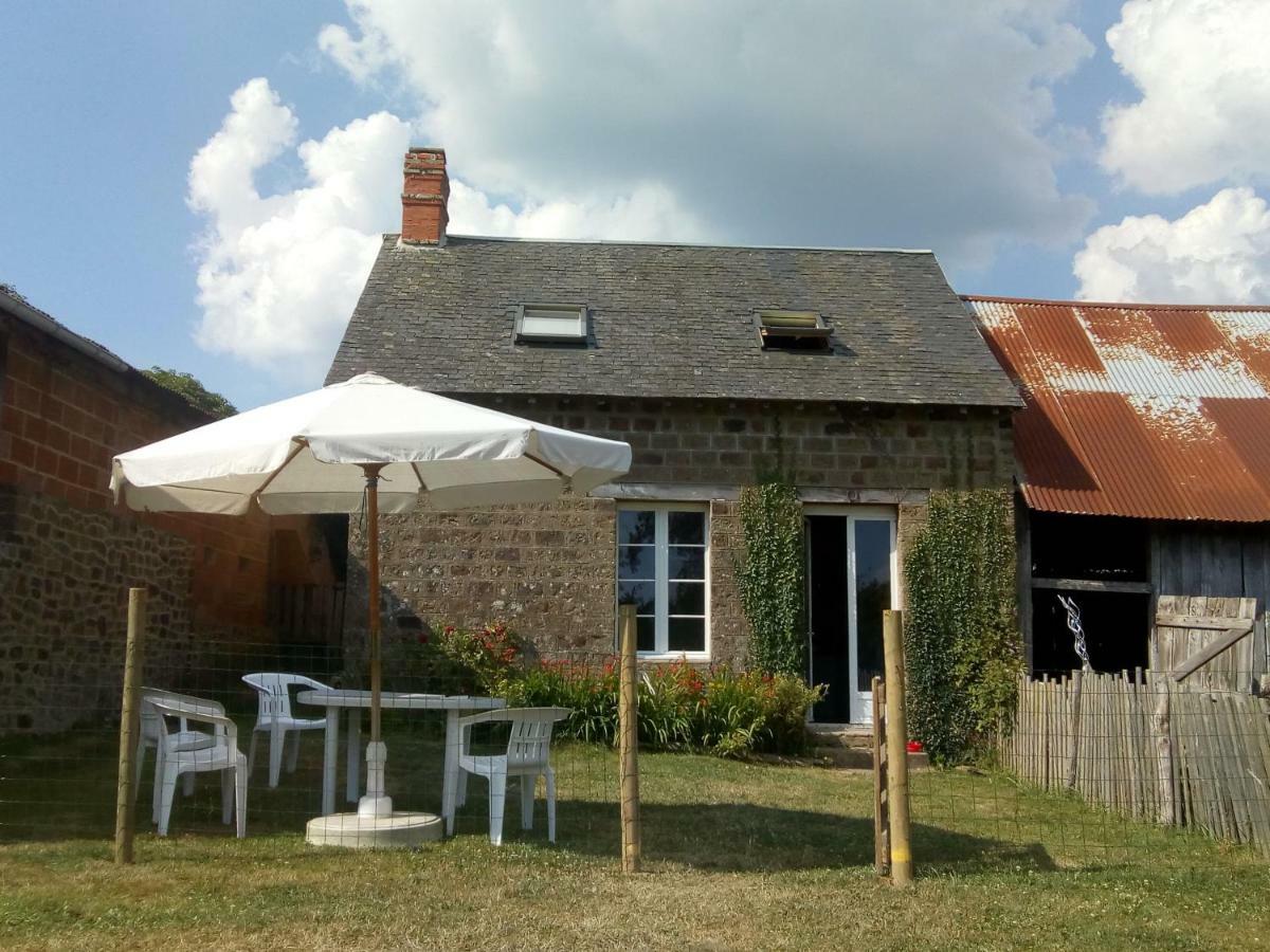 Le Domaine Vila Saint-Symphorien-des-Monts Exterior foto
